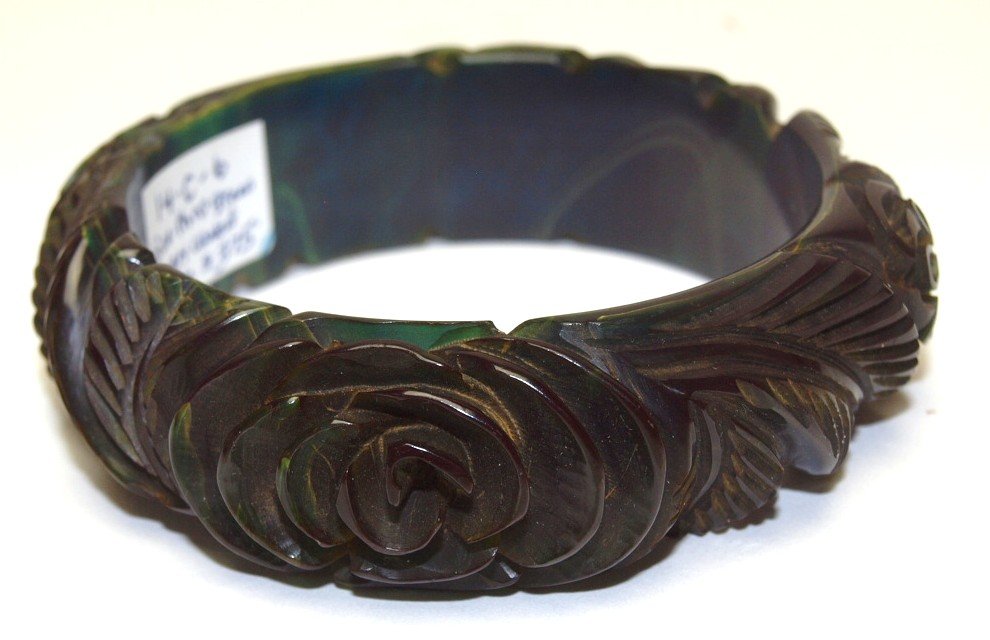 Bakelite dark green heaviley carved bangle bracelet (1 of 1)
