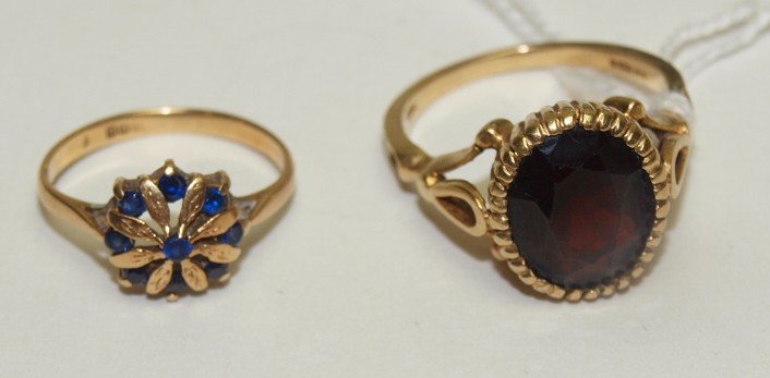 8kt yg antique lot of 2 rings with hallmarks, garnet: 8kt yg antique lot of 2 rings with hallmarks, garnet and sapphire, 4.1 DWT