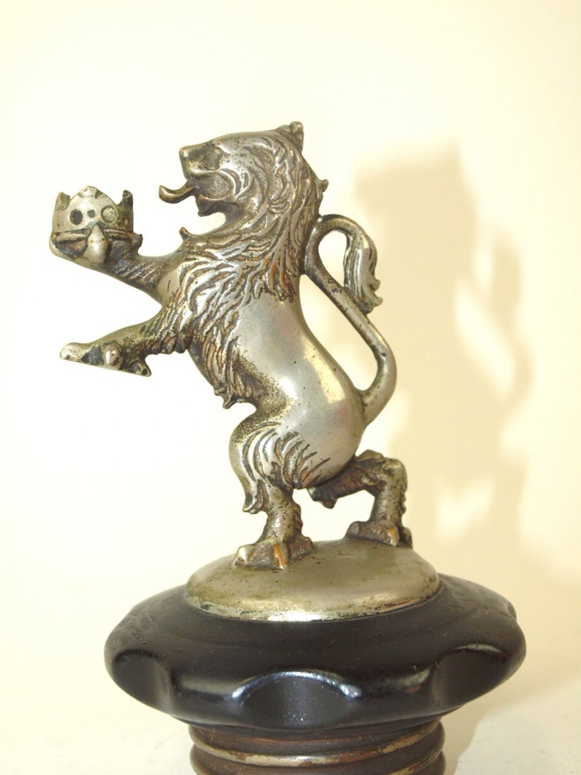 British King George V Imperial Crown and Lion hood (1 of 1)