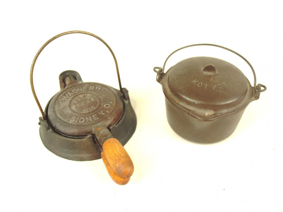 Wagner cast iron miniature waffle iron #1910 and hot (1 of 1)