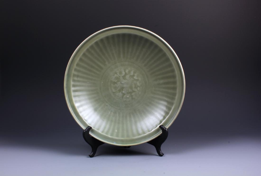A BIG CHINESE  LONGQUAN CELADON DISH (1 of 4)