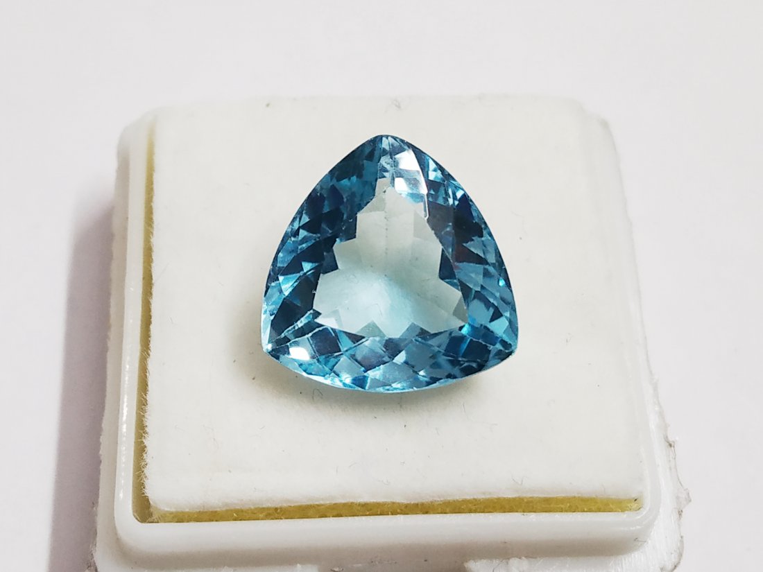 8.59 ct Natural Trillion Cut Blue Topaz: Natural Trillion Cut Blue Topaz~~~MM Size 13 x 13 x 7~~~50 % Combine Shipping Discount