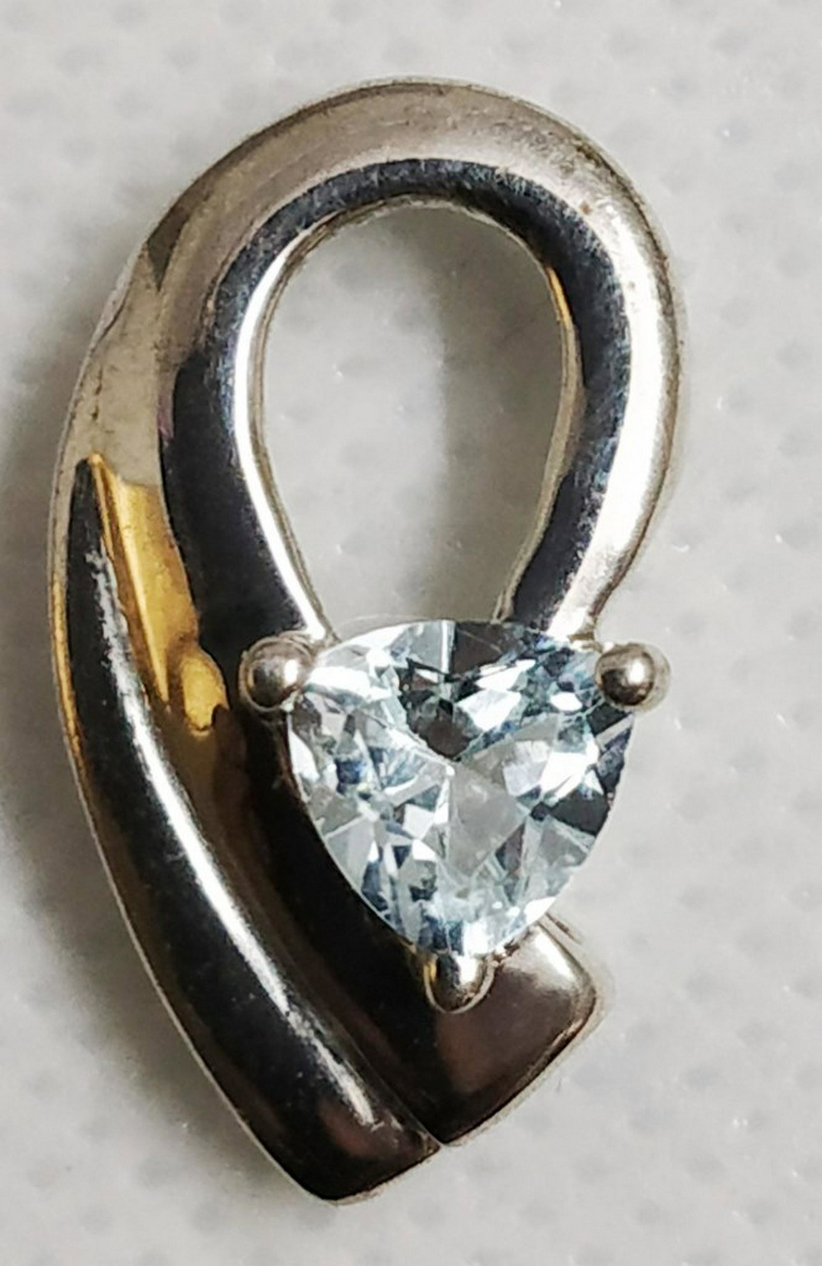 Cute 925 Sterling Silver Pendant with Blue Topaz: Wt. 1.350 gram MM Size : 17 x 10