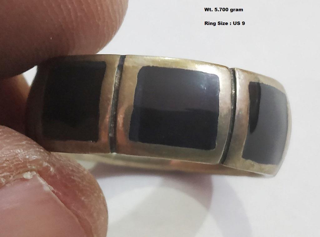 925 Sterling Silver Ring with Black Enamel: Wt : 2.700 gram Ring Size : US 9