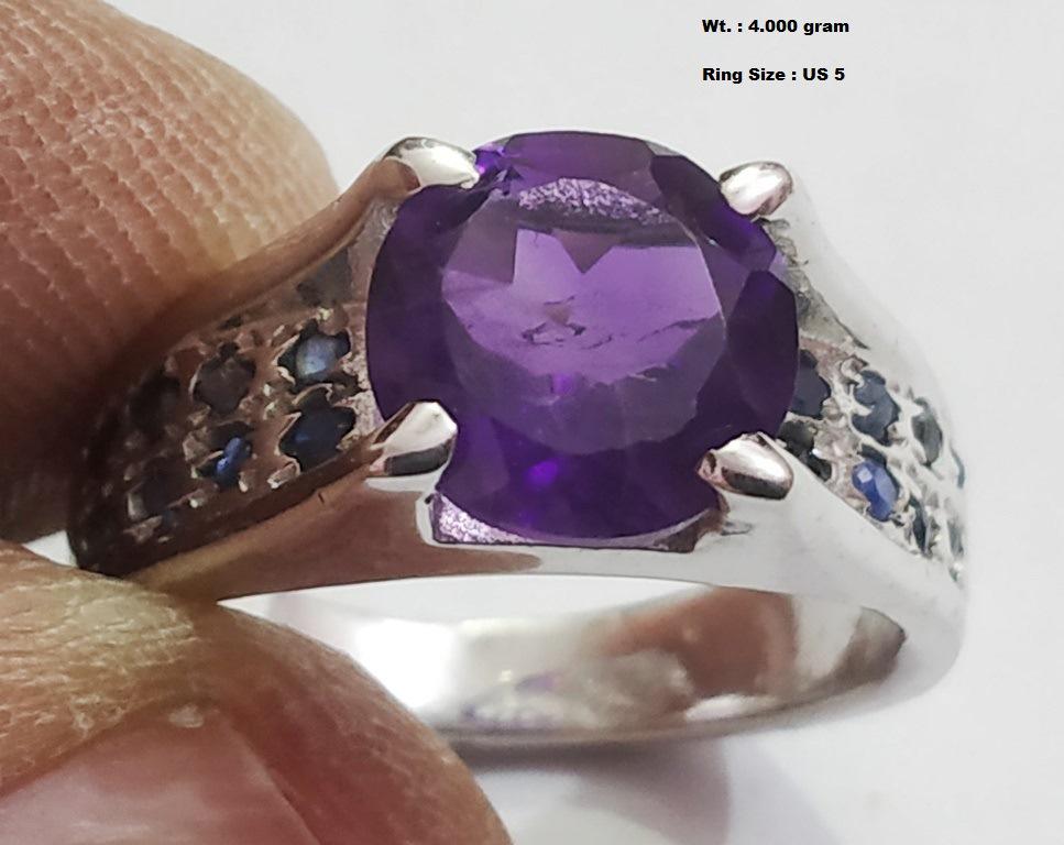 925 Sterling Silver Ring with Natural Amethyst: Wt : 4.000 gram Ring Size : US 5