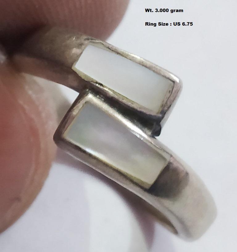 925 Sterling Silver Ring with Mother of Pearls: Wt : 3.000 gram Ring Size : US 6.75