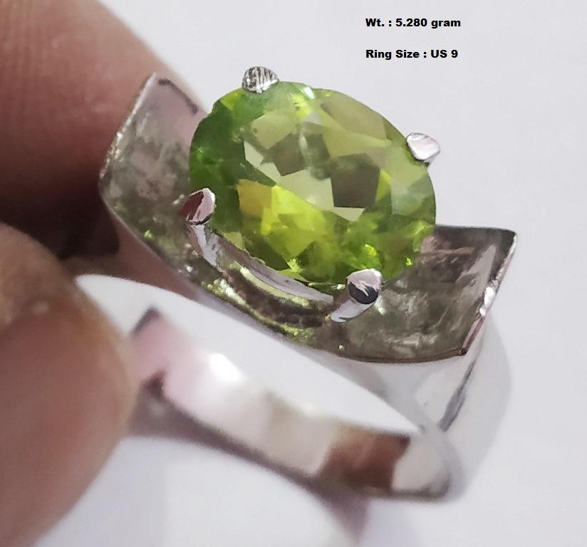 925 Sterling Silver Ring with Natural Peridot: Wt : 5.280 gram Ring Size : US 9