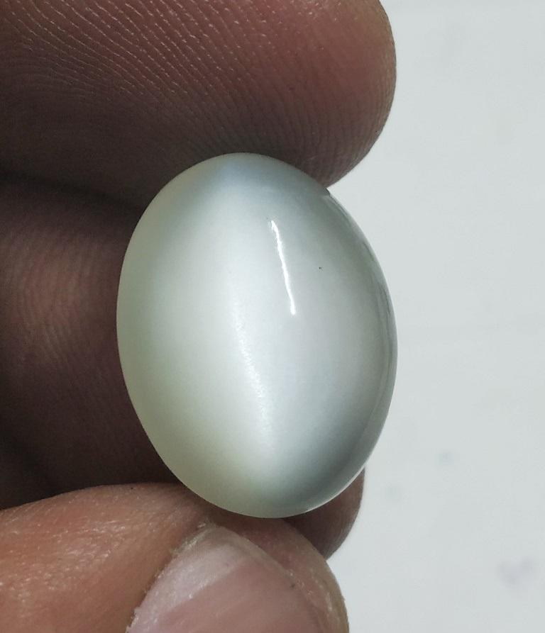 14.05 ct Oval Cabochon Natural Cat's eye Moonstone: MM SIZE = 18.00 x 13.39 x 8.01