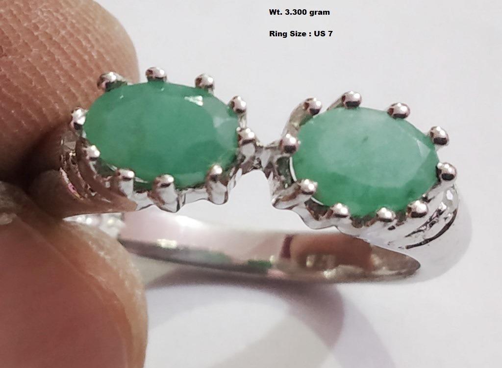925 Sterling Silver Ring with Emerald: Wt : 3.300 gram Ring Size : US 7