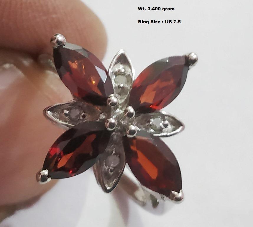 925 Sterling Silver Ring with Natural Garnet & Diamond: Wt : 3.400 gram Ring Size : US 7.5