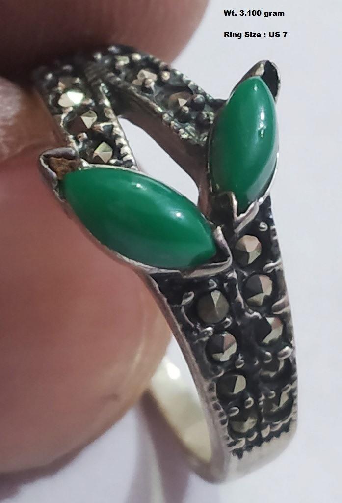 925 Sterling Silver Ring with Onyx and Black Stones: Wt : 3.100 gram Ring Size : US 7