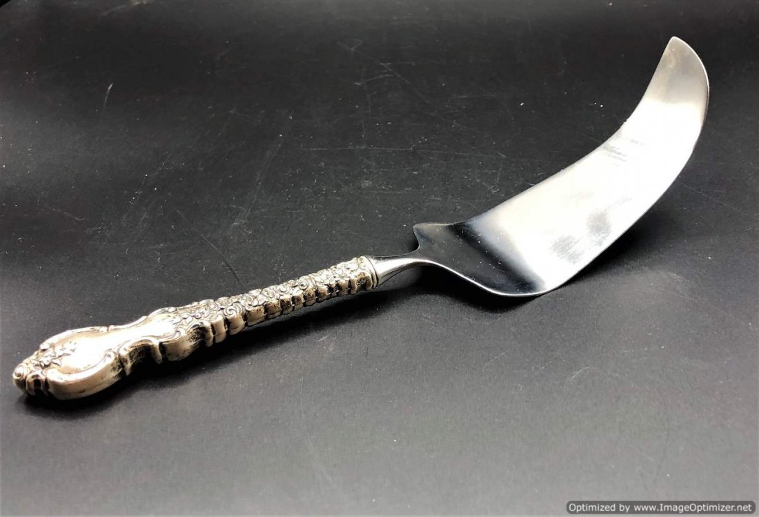 International Sterling .925 Unusual Deep Curl Pie Knife: International Sterling .925 Unusual Deep Curl Pie Knife. Fancy Sterling handle with floral decoration, marked : International Sterling .925; knife blade has a deep curl at end point. Size: 10.5 in. le