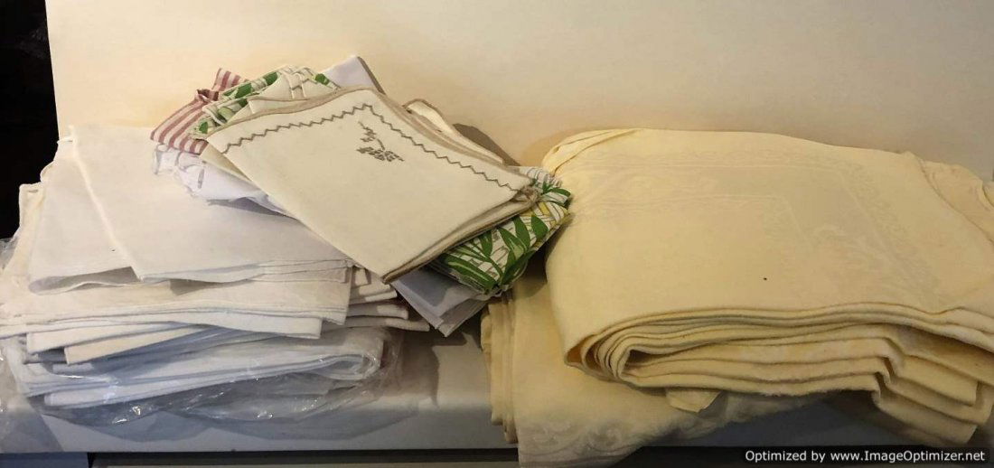 Group Lot of Estate Linen: Table Cloths, Napkins, Mixed (1 of 4)