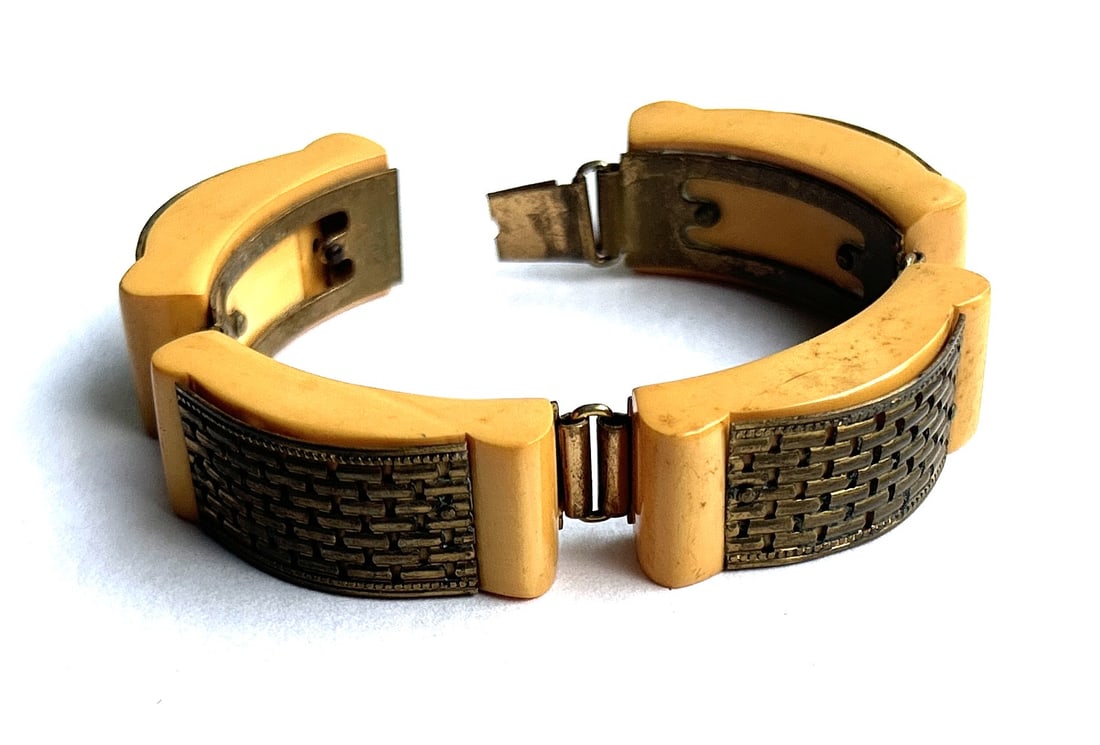 1950's Bakelite and Brass Bracelet 4-Panels 6 5/8 in. x 3/4 in.: 1950's Bakelite and Brass Bracelet 4-Panels 6 5/8 in. x 3/4 in.