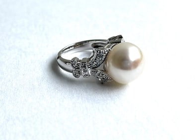marked 750 [18K GOLD] Large White Cultured Pearl with 26 DIAMONDS Evening Ring Size 6.5