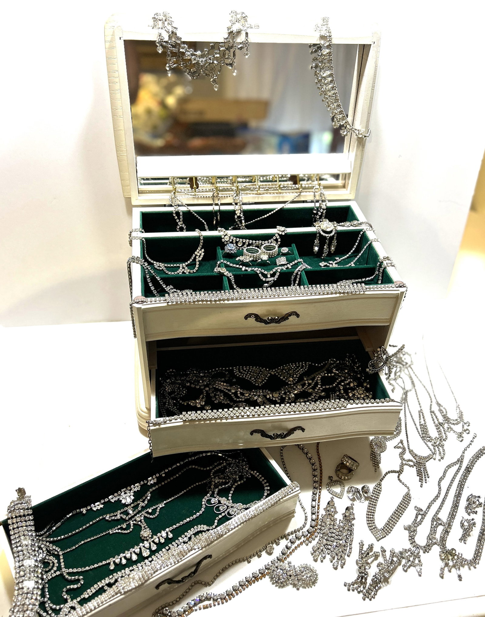 Large Estate Lot of Vintage Rhinestone Jewelry 1930s-60s Jewelry Box Loaded 70 PIECES: Estate Lot of Vintage Rhinestone Jewelry 1930s-60s Jewelry Box Loaded 70 PIECES. Jewelry box size 11 in. x 9 in. x 13 in.