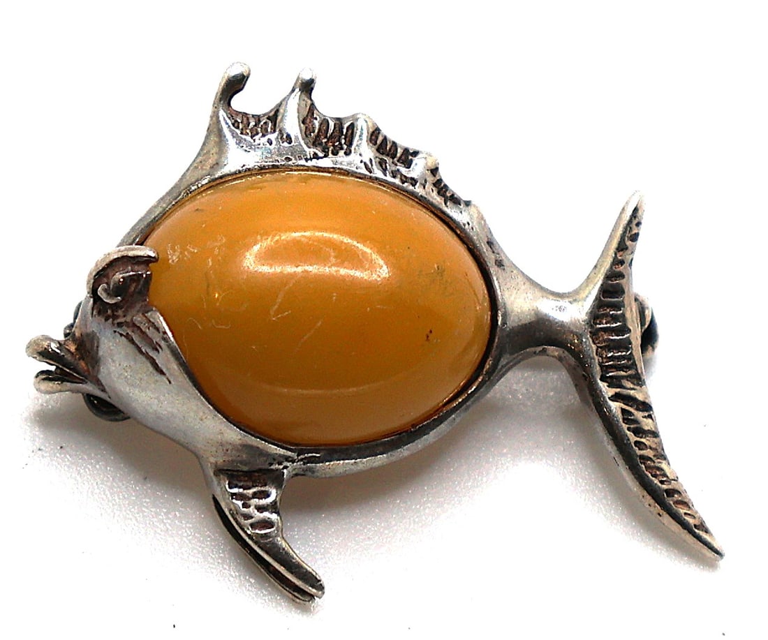 .925 A.D. Sterling Silver FISH Pin with Butterscotch Bakelite 1 1/4 in. x 1 in.: .925 A.D. Sterling Silver FISH Pin with Butterscotch Bakelite 1 1/4 in. x 1 in.