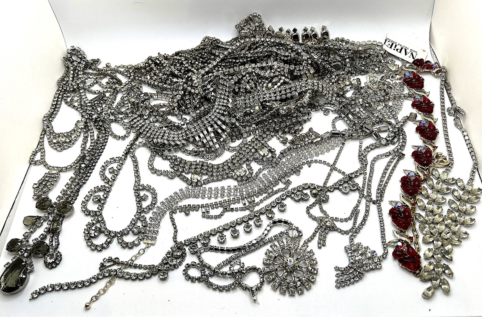 48 Pieces of Estate Vintage Rhinestone Jewelry - Huge Variety - Various Sizes. SEE PICTURES: 48 Pieces of Estate Vintage Rhinestone Jewelry - Huge Variety - Various Sizes