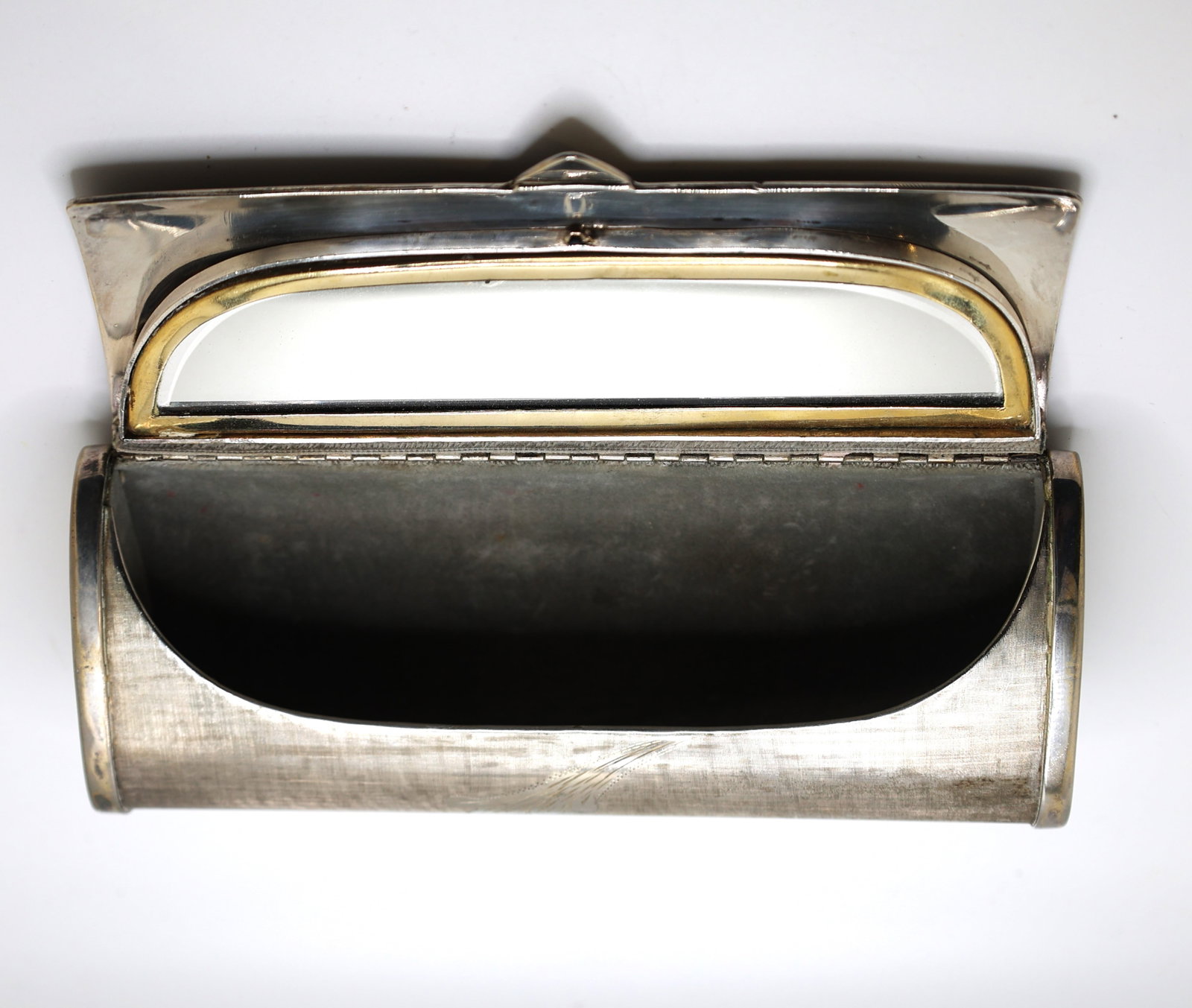 Circa 1920s Heavy Silver Plated Ladies Purse with Etched Leaves 7 1/4 in. x 3 in. x 2 in.: Circa 1920s Heavy Silver Plated Ladies Purse with Etched Leaves 7 1/4 in. x 3 in. x 2 in.