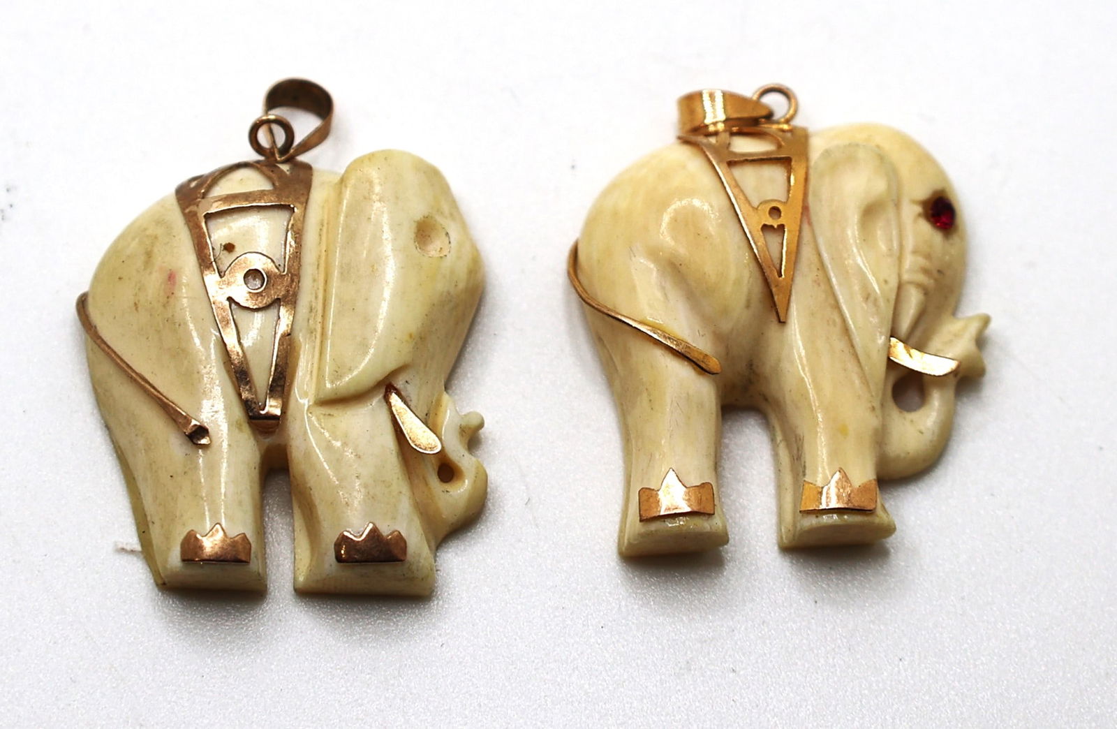 [2] 14K Gold 585 Bone Elephant Figural Pendants 1 1/4 in. x 1 in. [one missing eye]: [2] 14K Gold 585 Bone Elephant Figural Pendants 1 1/4 in. x 1 in. [one missing eye]