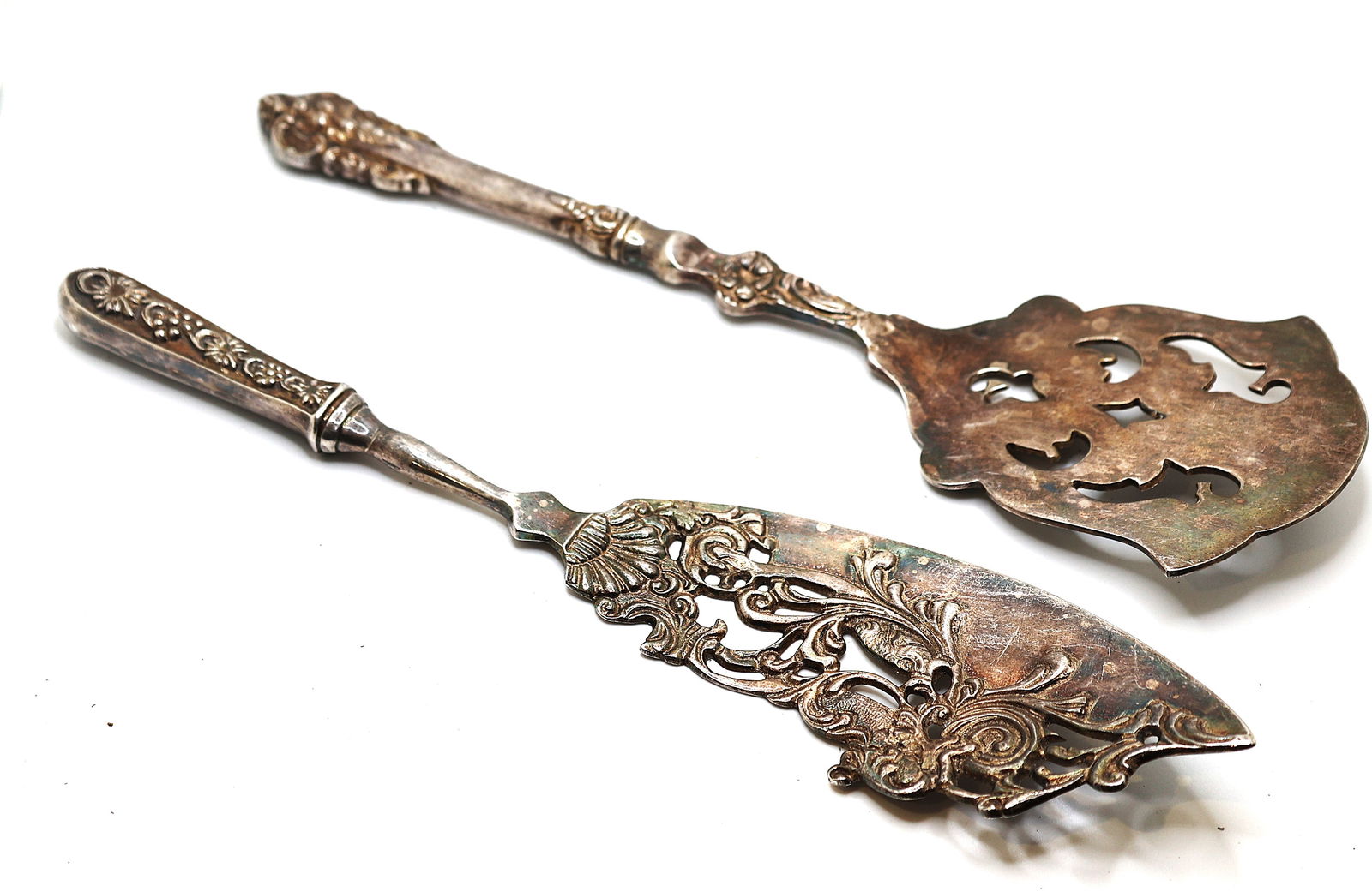 [2] Large Victorian Fancy Silver Plate Utensils: Fish Server 11 1/2 in. x 2 in. & Spatula 11 1/4 in. (1 of 4)