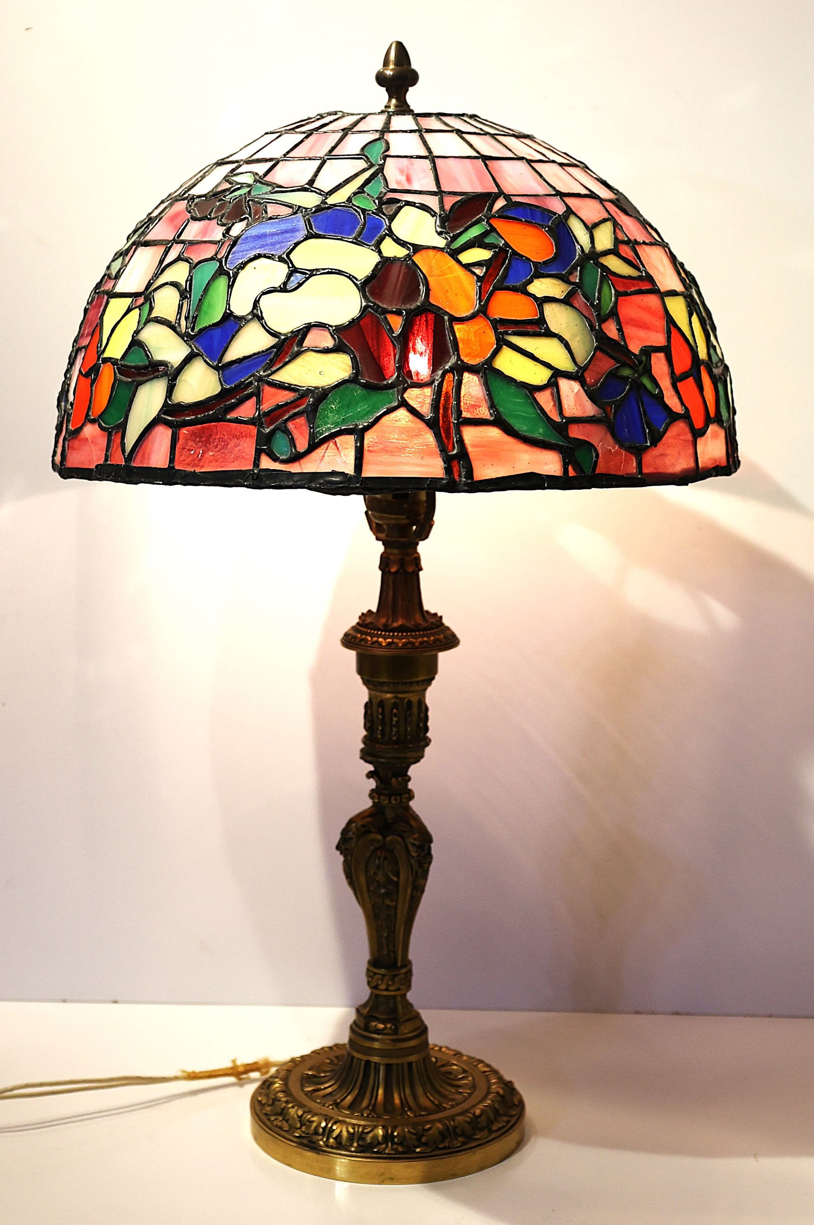 Quality Antique Leaded Stain Glass Table Lamp with Wide Floral Border 21 in. height , 13 in. dia. (1 of 9)