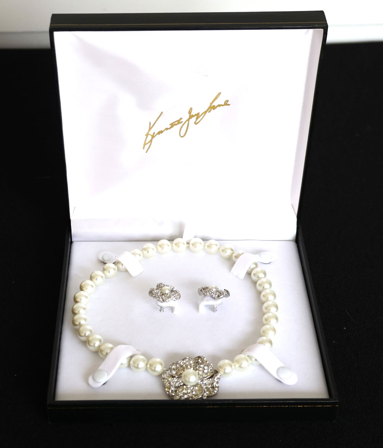 Kenneth Jay Lane, Gorgeous Necklace and Earrings Set in Original Box: Kenneth Jay Lane, Gorgeous Necklace and Earrings Set in Original Box.