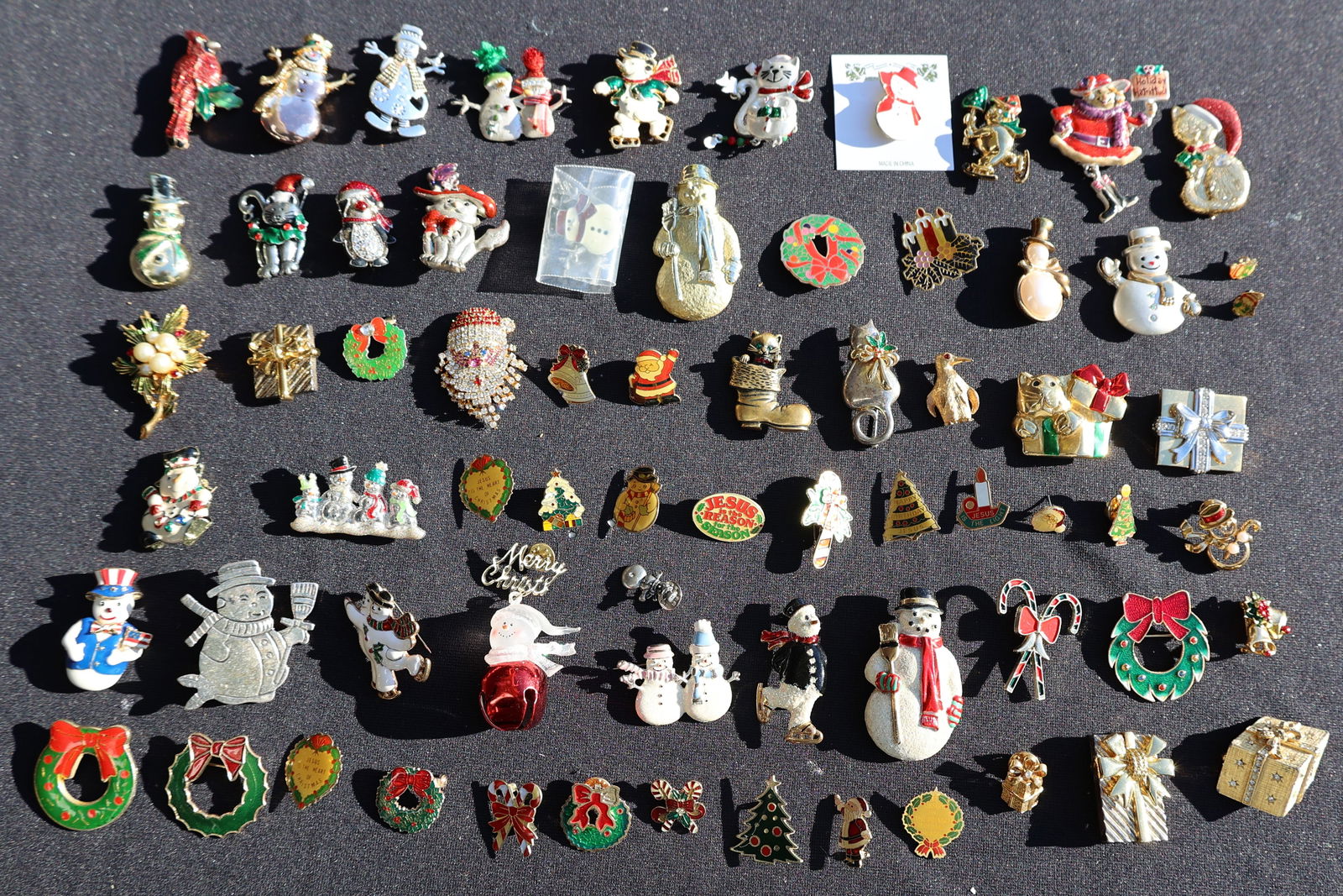Collection of 68 Assorted CHRISTMAS HOLIDAY FASHION PINS - SEE PICTURES (1 of 6)