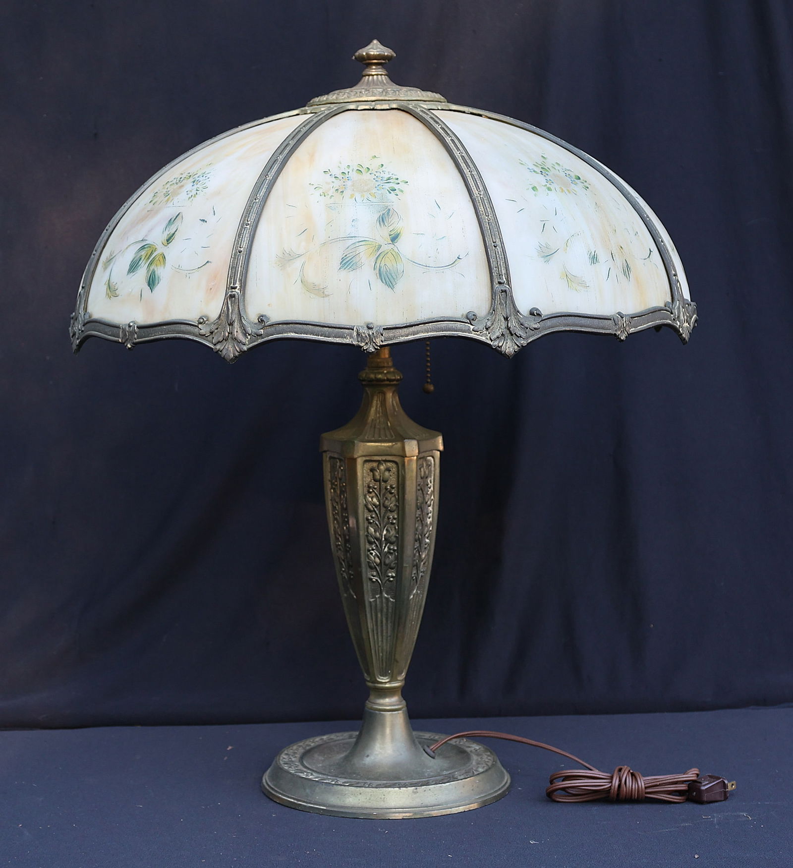 Quality Antique 8-Panel Large 21 In. Diameter Shade Slag Glass Table Lamp (1 of 11)