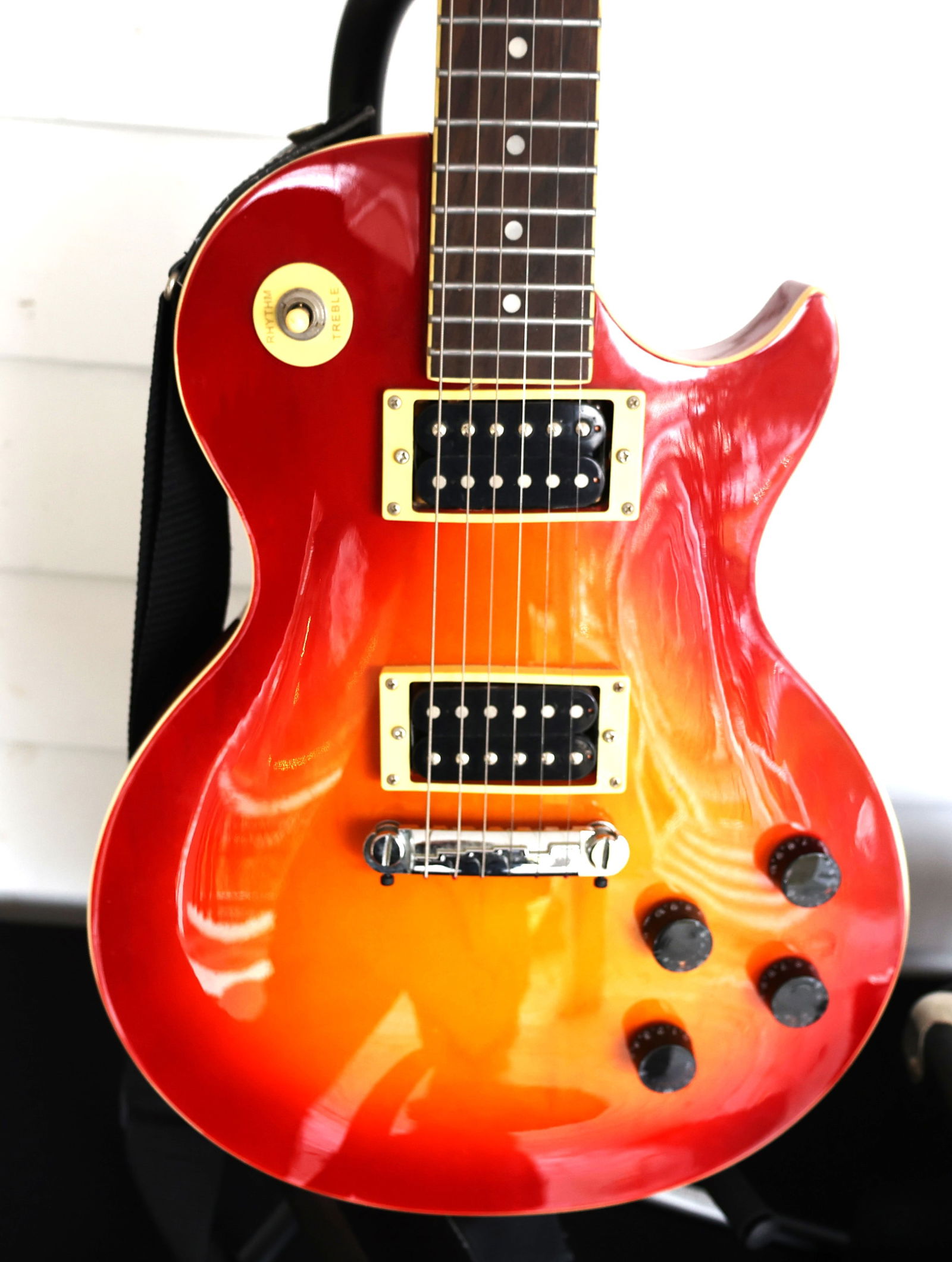 Maestro by Gibson Electric Guitar with Maestro Ampliflier, Serial No. K8727600 Cherry Sunburst (1 of 9)