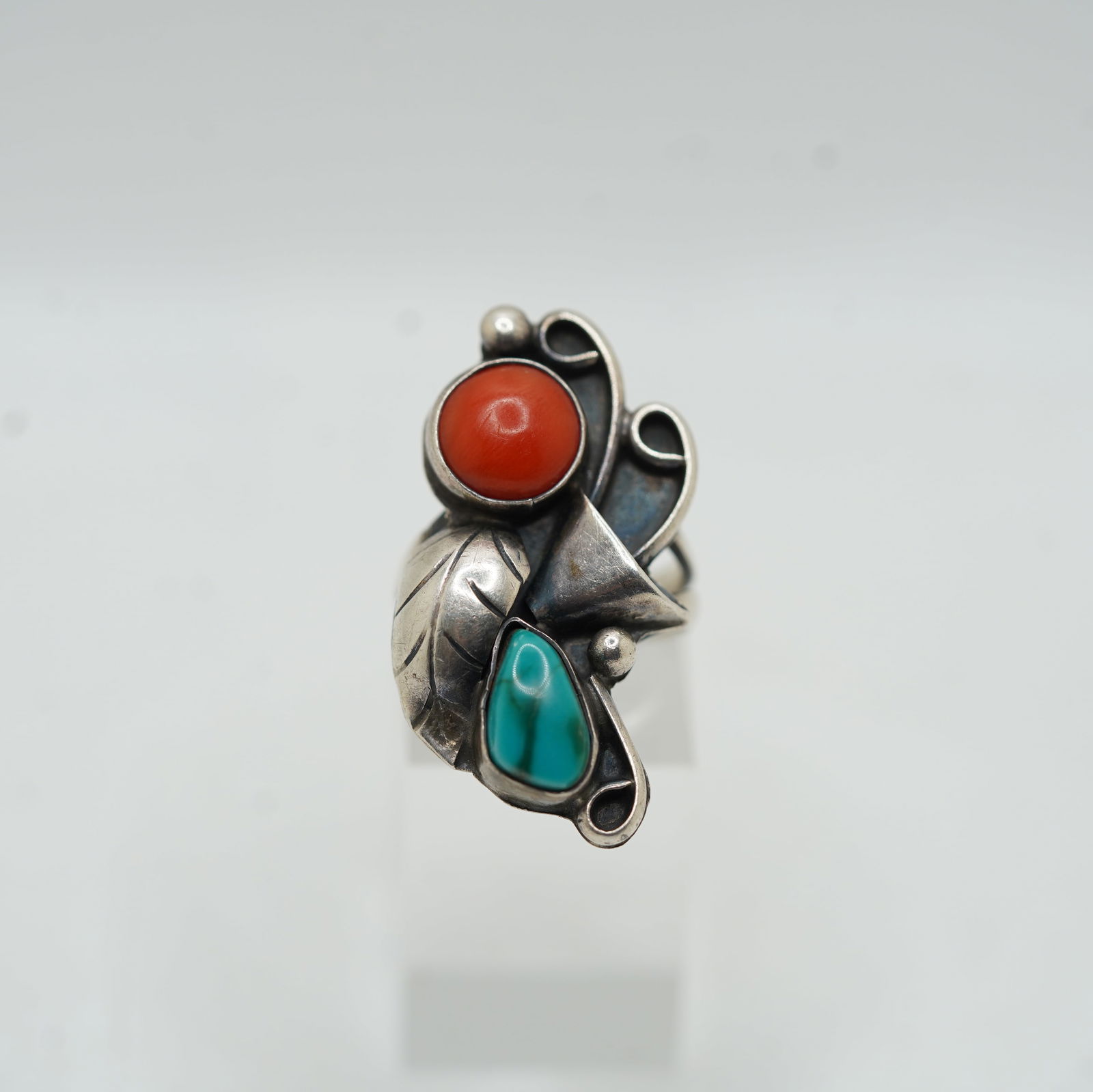 Native America Sterling Silver Ring With Turquoise and Coral Sone Inlad Feather Motif Ring Size 6 (1 of 8)