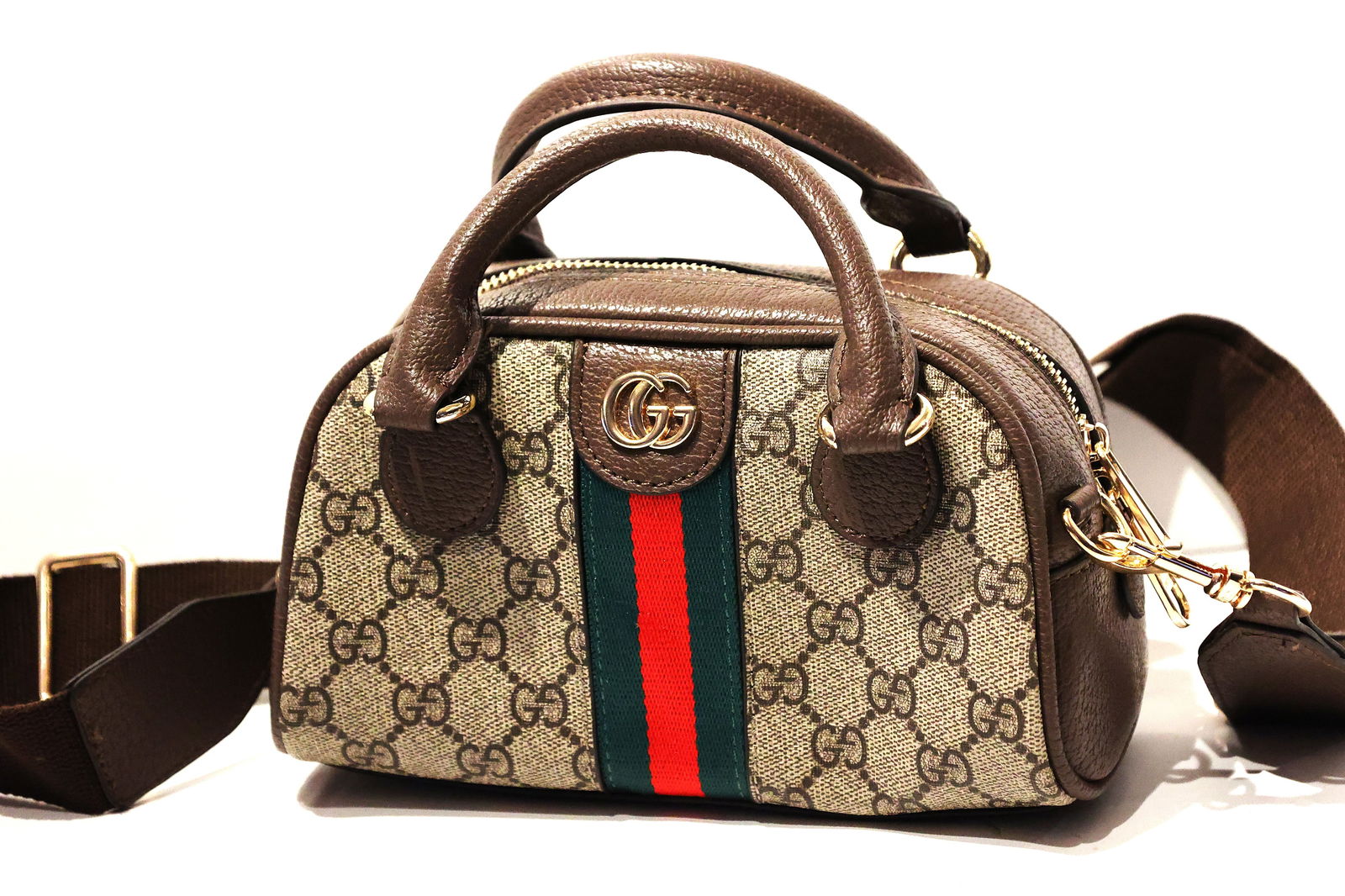 GUCCI Designer Cross Over Handbag - Clean, No Wear, Size Purse 5.5 in. x 8 in. x 4 in.: GUCCI Designer Cross Over Handbag - Clean, No Wear, Size Purse 5.5 in. x 8 in. x 4 in., Very Good Condition