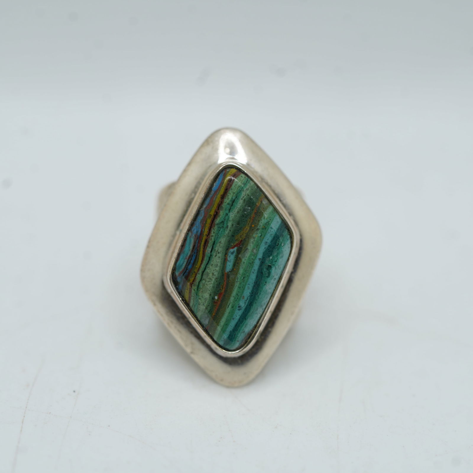 Native American Indian 12.45 Grams .925 Sterling Silver DTR Calsillca Trapazoid Stone Ring Size 7: Native American Indian 12.45 Grams .925 Sterling Silver Calsillca Trapazoid Stone Ring Size 7 , 1 in. x 1 1/4 in. , marked DTR