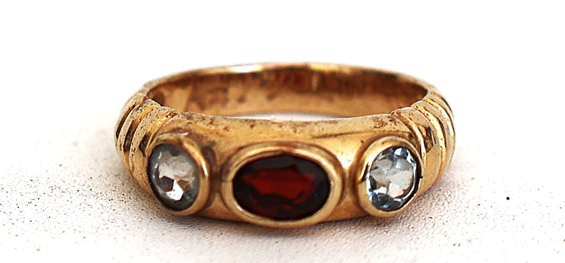 2.23 DWT 14K Gold Garnet with 2 Blue Topaz Ring Size 6 ; 7/8 in. x 1/4 in.: 2.23 DWT 14K Gold Garnet with 2 Blue Topaz Ring Size 6 ; 7/8 in. x 1/4 in.