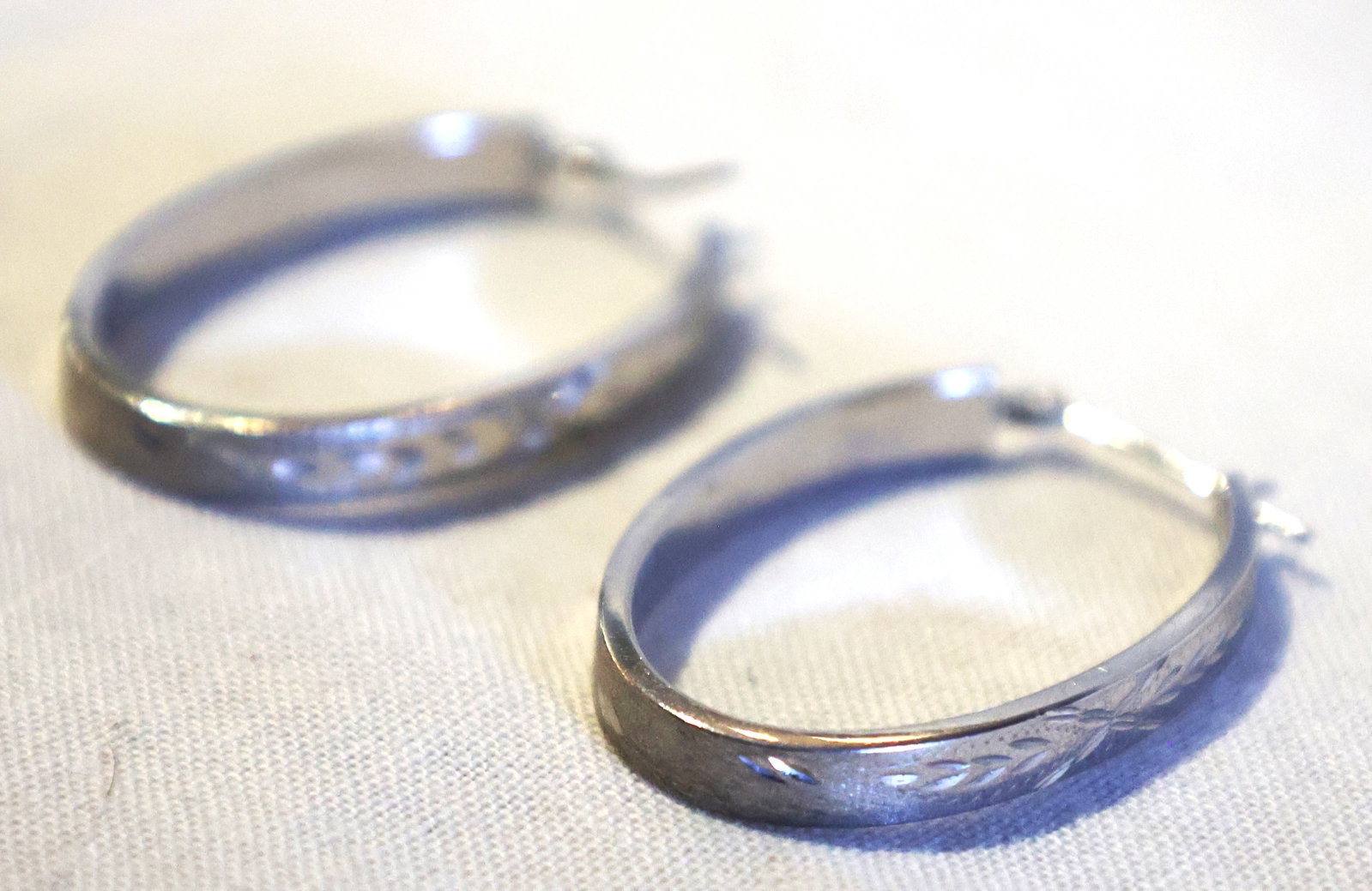 1.67 DWT 14K White Gold Etched Oval Hoops , 1 1/4 in. x 7/8 in.: 1.67 DWT 14K White Gold Etched Oval Hoops , 1 1/4 in. x 7/8 in.