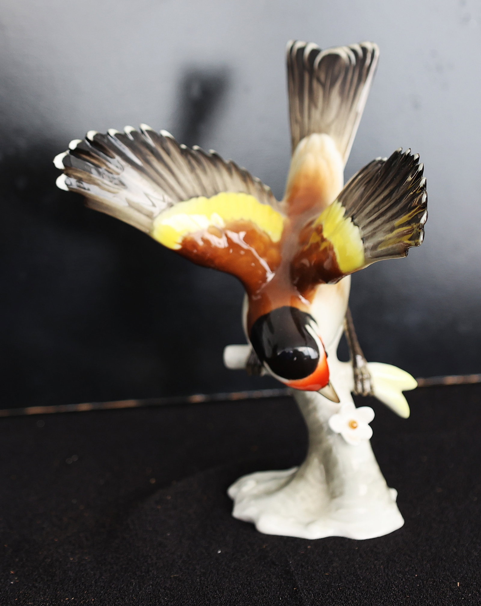 Vintage Lorenz Hutschenreuther Porcelain Figurine of a Goldfinch Designed by Gunther Granget. - 3