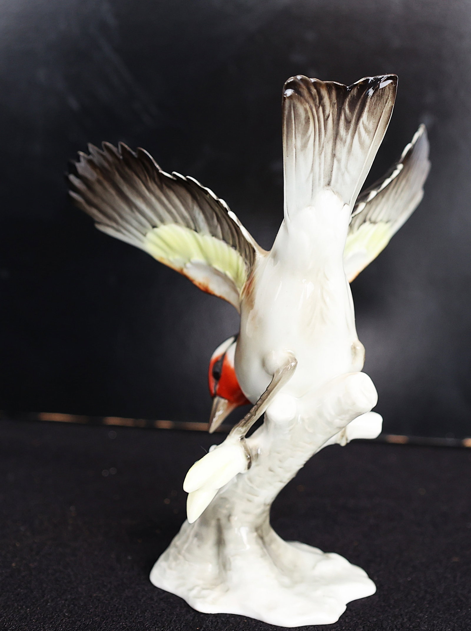 Vintage Lorenz Hutschenreuther Porcelain Figurine of a Goldfinch Designed by Gunther Granget. - 4