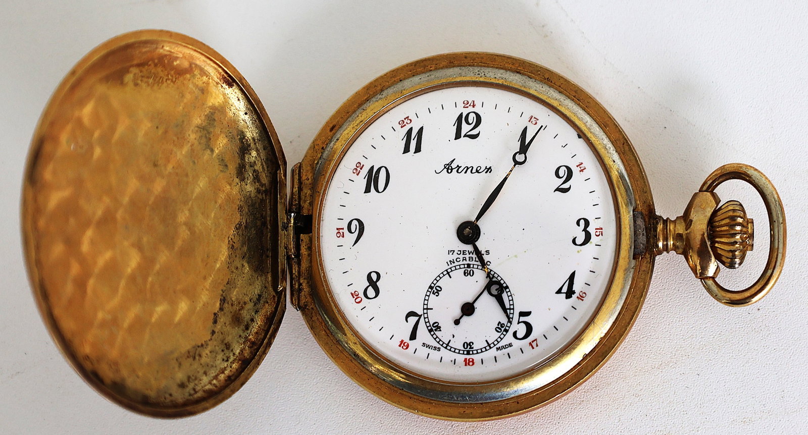 vintage Arnex pocket watch features a manual winding movement and a 17-jewel Swiss mechanism housed: vintage Arnex pocket watch features a manual winding movement and a 17-jewel Swiss mechanism housed in a gold-plated case.; Size: