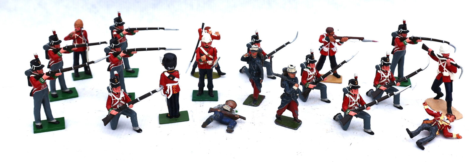 20 vintage metal toy soldiers, l All the Queen's Men brand, depicting British infantry (1 of 7)