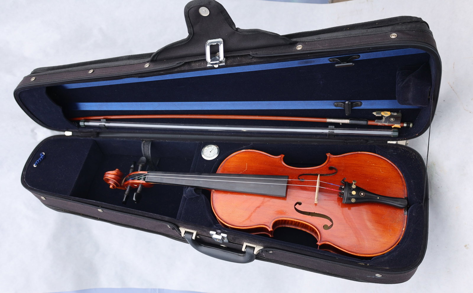 Violin Amati's Fine Instruments. Model 100, #51701, with case (1 of 10)