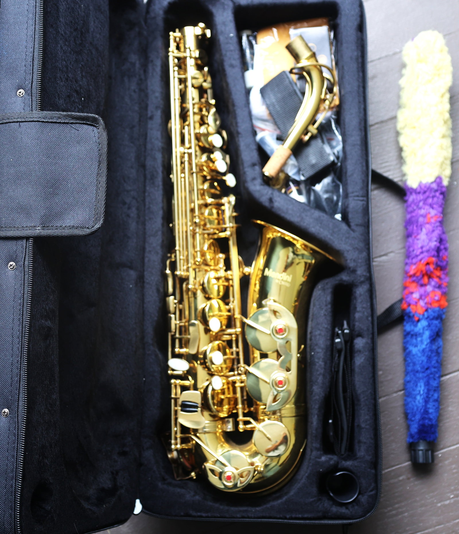 MENDINI Saxophone in Case - Complete - Very Clean (1 of 8)