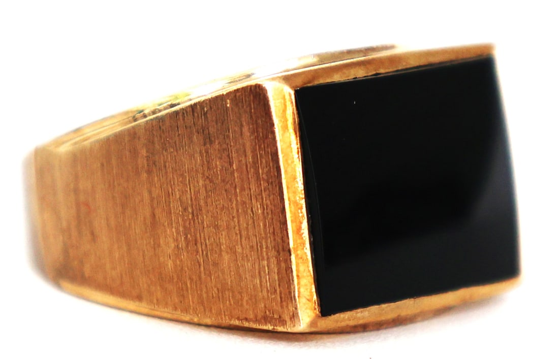 14K Gold 8.6 DWT Men's Ring Size 10.75 with Black Onyx Stone: 14K Gold 8.6 DWT Men's Ring Size 10.75 with Black Onyx Stone, 1 in. x 1/2 n.