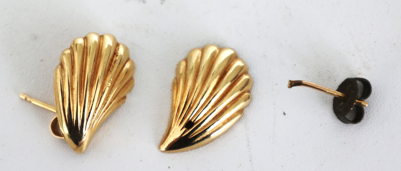 14K Yellow Gold 0.5 DWT Shell Pierced Earrings - one is damaged See Pictures, 5/8 in. x 1/2 in. (1 of 3)