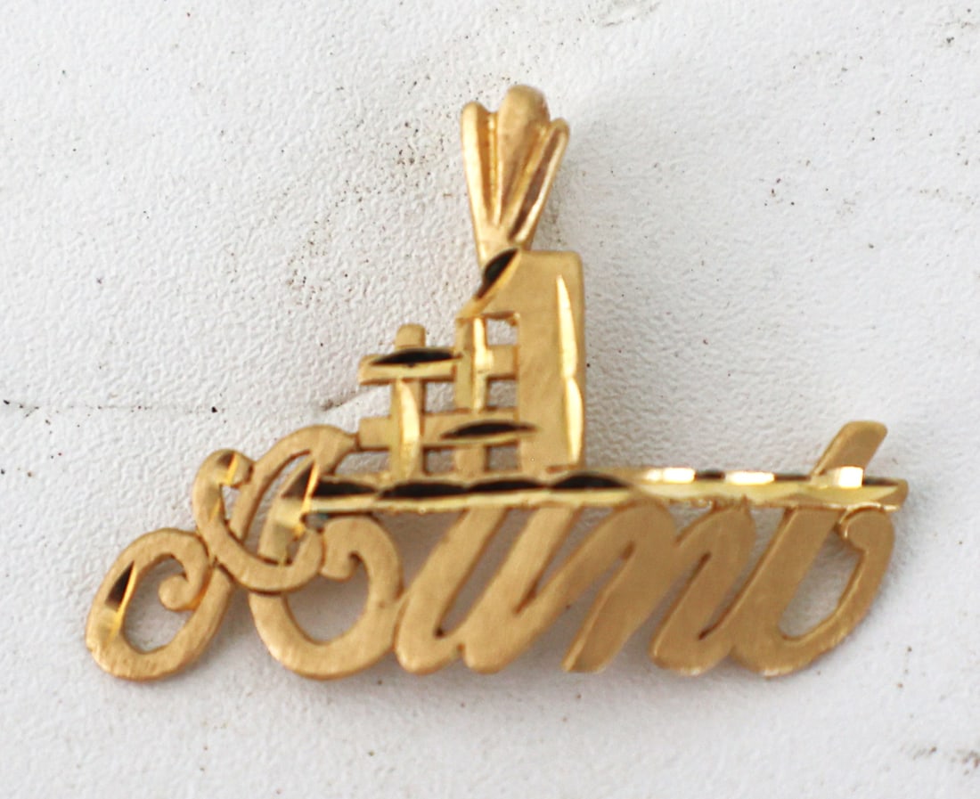 14K Yellow Gold 0.6 DWT "Aunt" Pendant circa 1980s-90s ; 3/4 in. x 1 in.: 14K Yellow Gold 0.6 DWT "Aunt" Pendant circa 1980s-90s ; 3/4 in. x 1 in.
