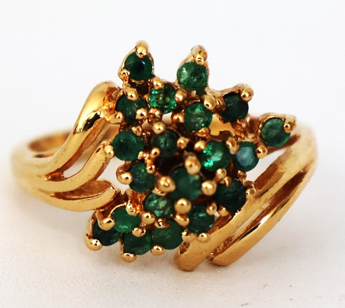 .925 Sterling Silver with Vermeil Emerald Cluster Ring Size 8 ; 7/8 in. x 3/4 in.: .925 Sterling Silver with Vermeil Emerald Cluster Ring Size 8 ; 7/8 in. x 3/4 in.