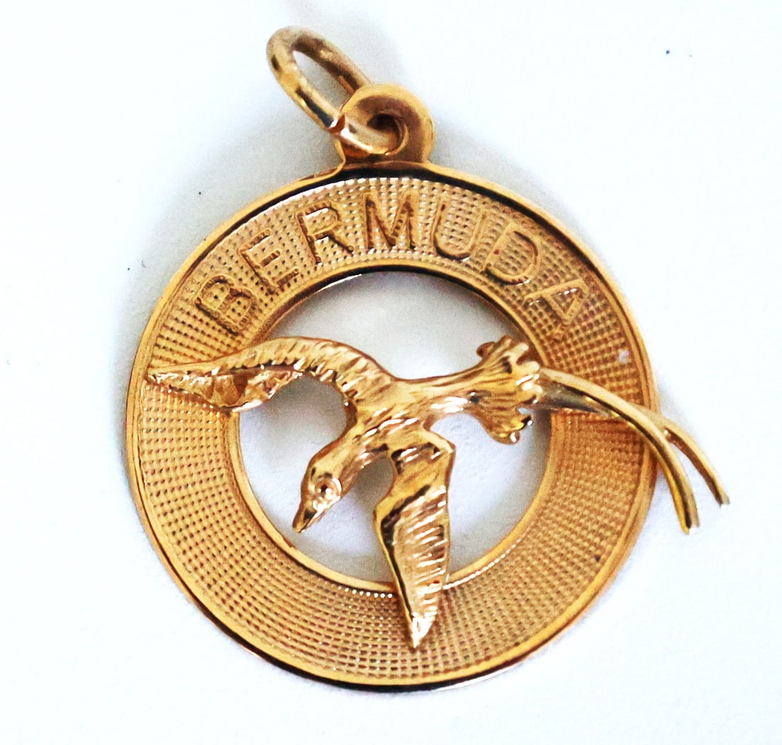 1.18 DWT 14K Yellow Gold Bermuda Pendant, 1 in. diameter (1 of 3)