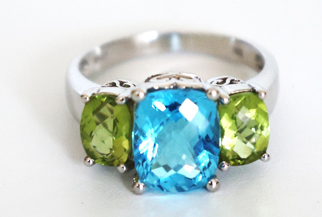 2.94 DWT 14K White Gold Blue Topaz Flanked by 2 Peridots Ring Size 7, Faceted Stones: 2.94 DWT 14K White Gold Blue Topaz Flanked by 2 Peridots Ring Size 7, Faceted Stones ; 3/4 in. x 1/2 in.
