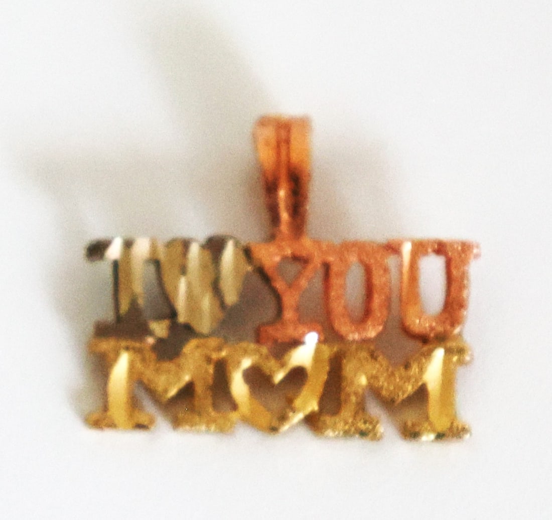 0.61 DWT 14K Yellow Gold "I Love You Mom" Charm Pendant: 0.61 DWT 14K Yellow Gold "I Love You Mom" Charm Pendant.Size: 5/8 in. x 1/2 in.