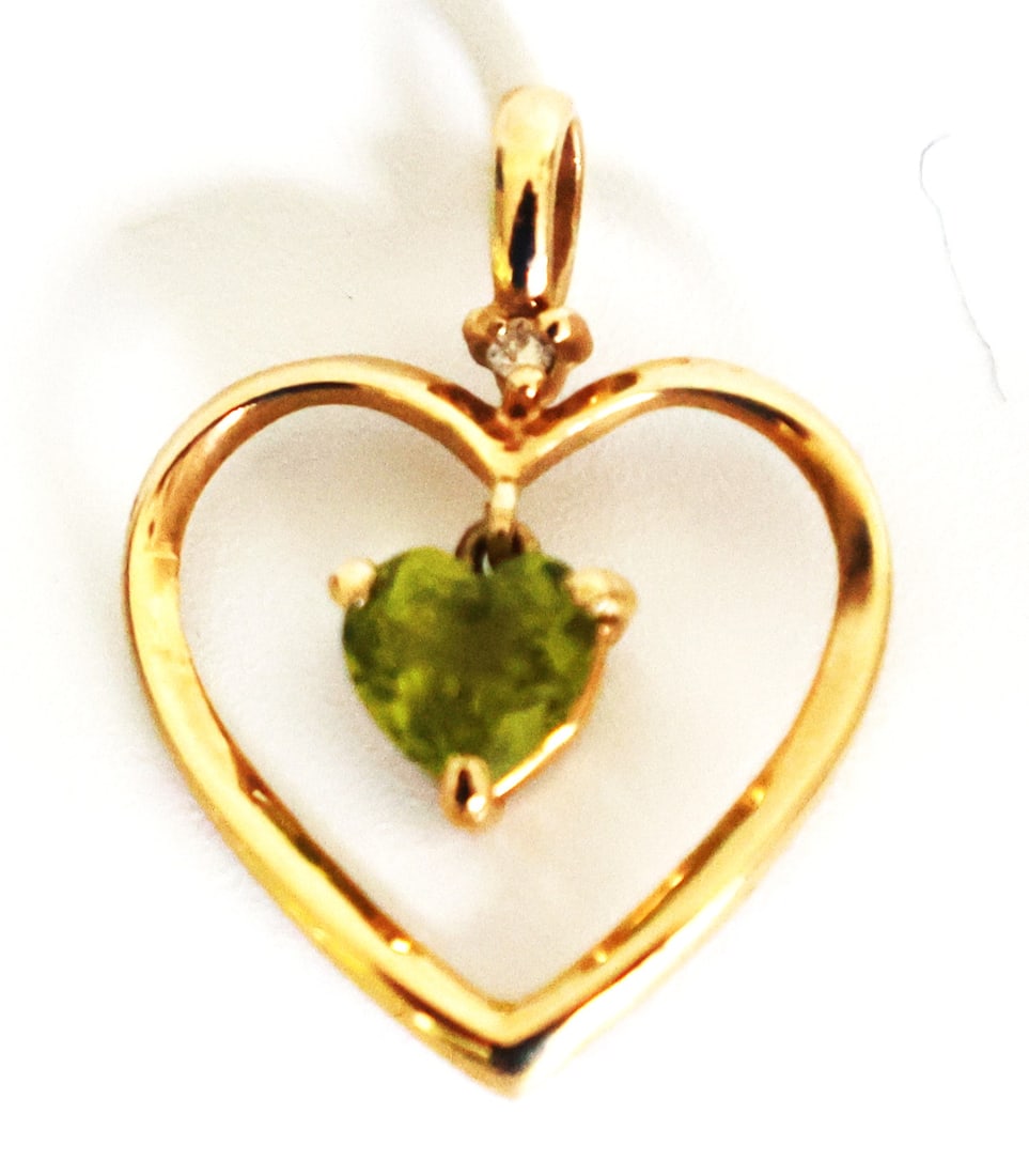 1.14 DWT 14K Yellow Gold Heart Pendant with a Heart Peridot: 1.14 DWT 14K Yellow Gold Heart Pendant with a Heart Peridot. Size: 3/4 in. x 1 in.