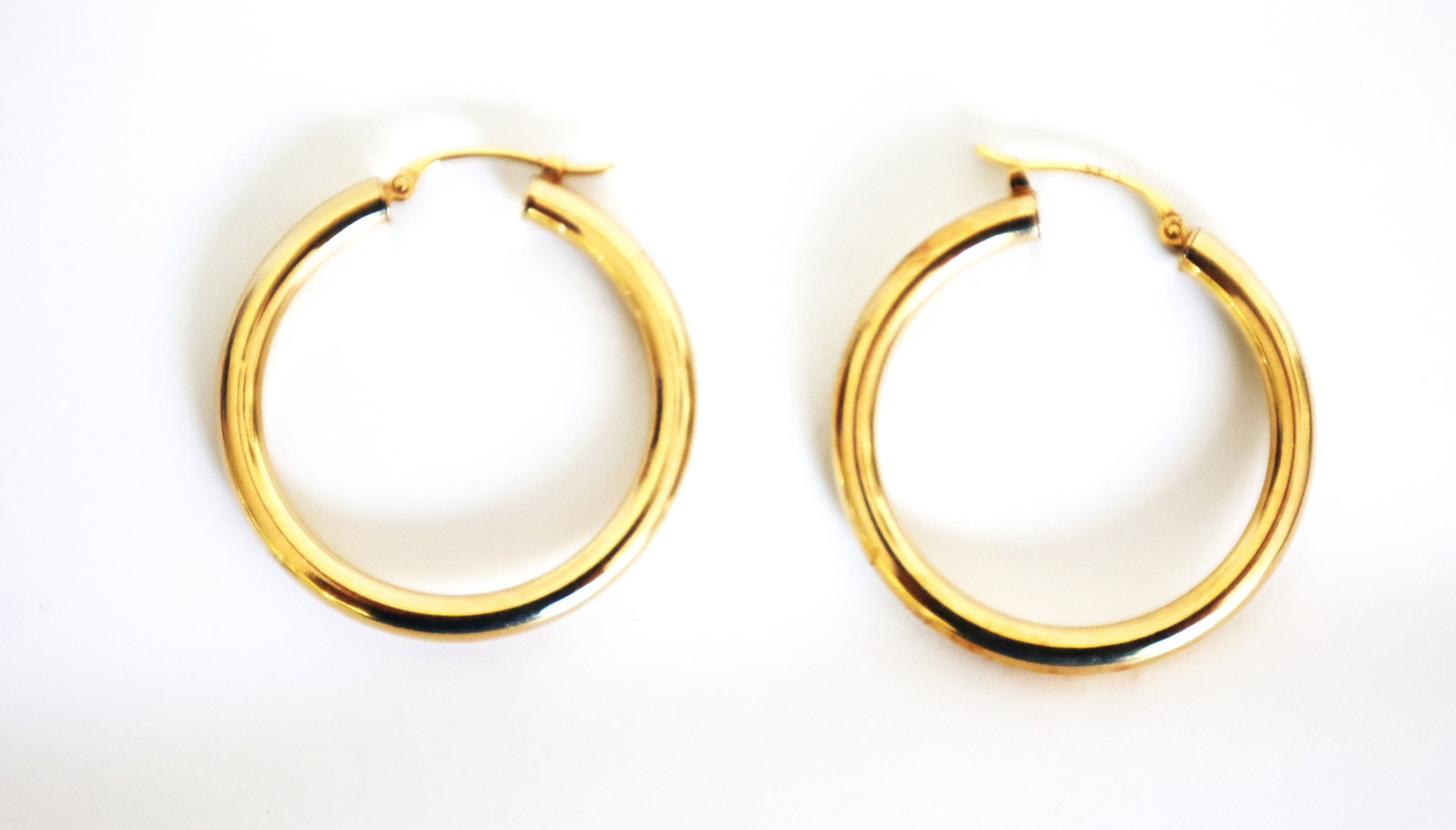1.31 DWT 14K Yellow Gold Pierced Hoop Earrings: 1.31 DWT 14K Yellow Gold Pierced Hoop Earrings. Size: 1 1/4 in.